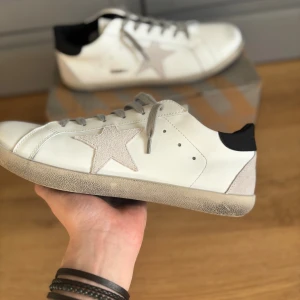 Golden Goose - Vita golden goose i strl 44. Skick 7/10 inga defekter bara använda rätt så mycket🌟 Pris går att diskutera✌🏻
