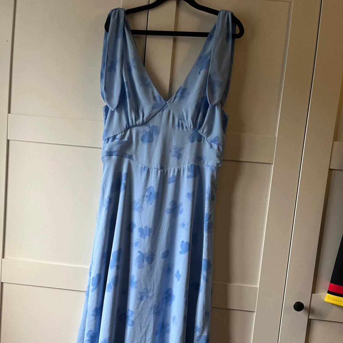 Ljusblå långklänning med blommor