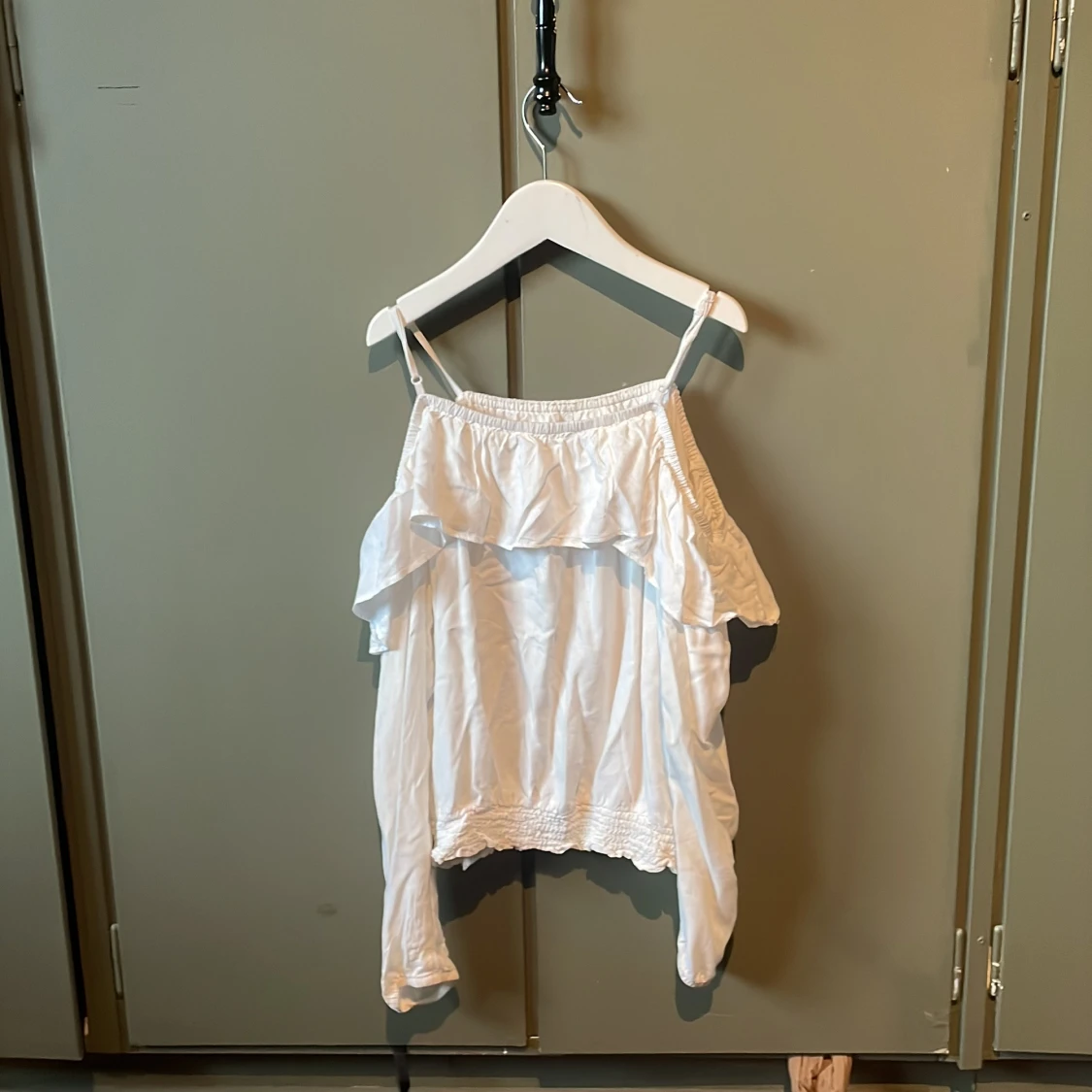 Vit volangtop från H&M med smala band - 1