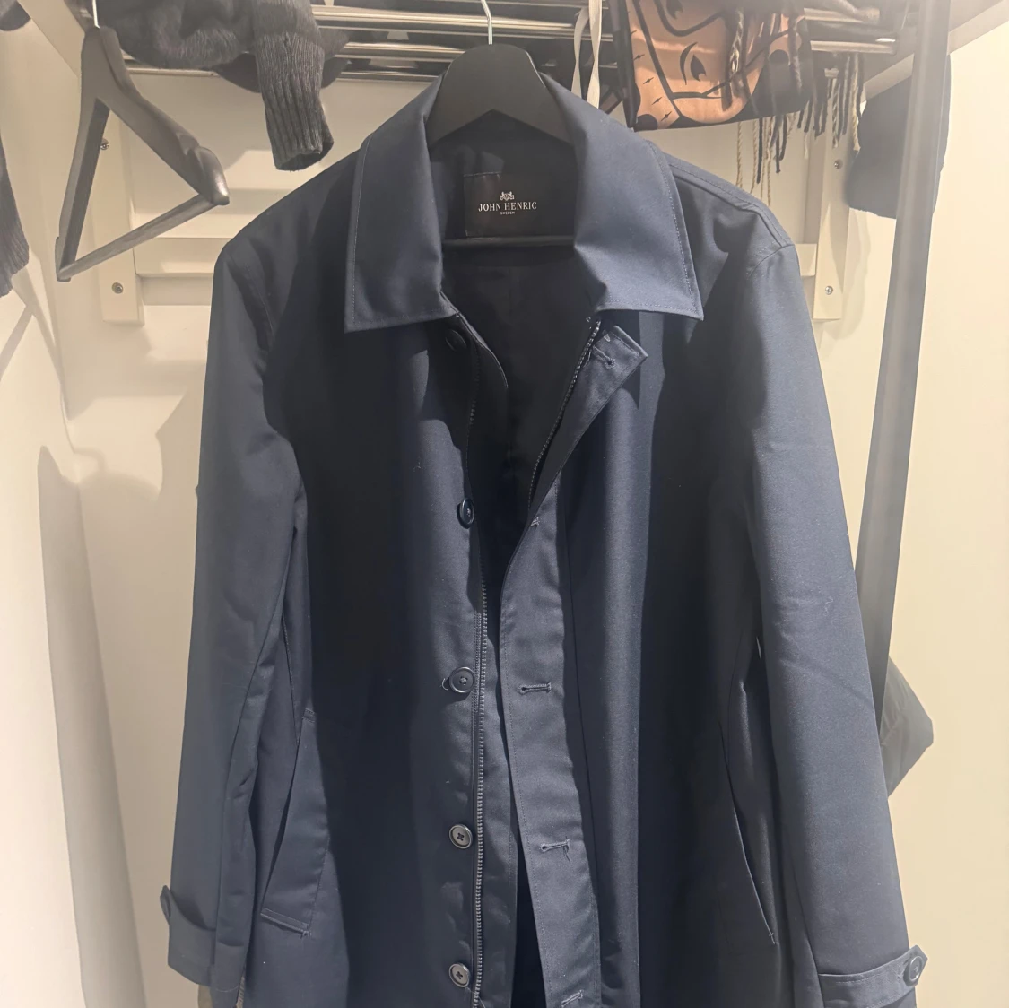 Mörkblå rock från John Henric