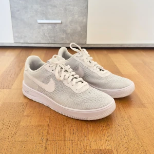 Nike air force 1 - Väldigt bra skick. Endast använda ett par gånger i somras. Storlek 44 (28cm).