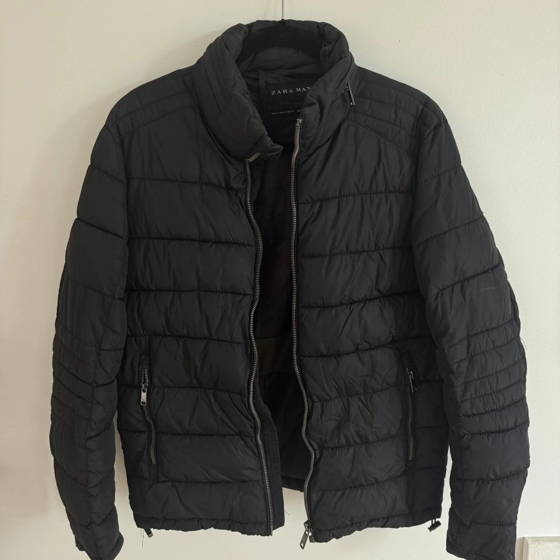 Svart pufferjacka från Zara Man