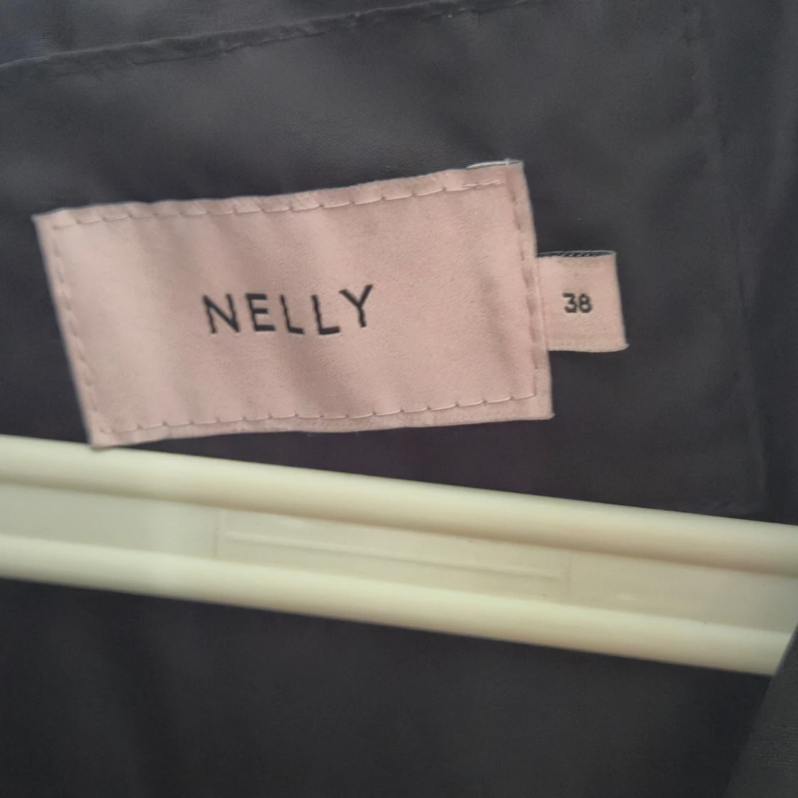 Svart pufferjacka med huva från Nelly - 1