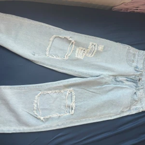 Ljusblå ripped jeans med raka ben - Säljer ett par ljusblå jeans