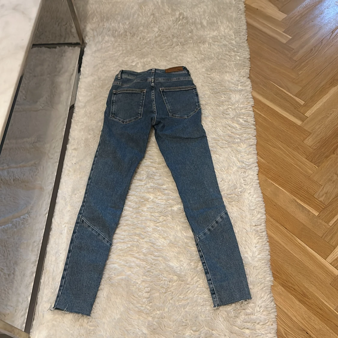 Blå skinny jeans med råa benslut - 1