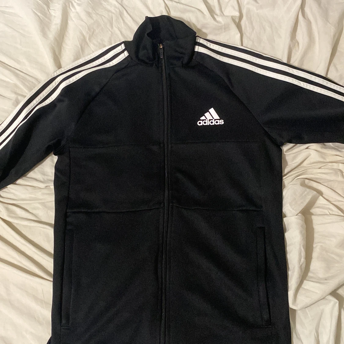 Svart Adidas track jacket med vita ränder