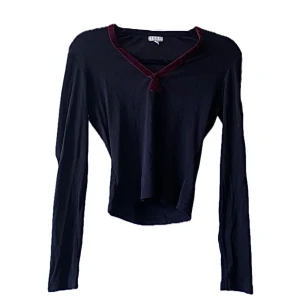 Gullig topp - Jättesöt topp i marinblå färg med vinröd sidenband längst kragen. Använd ett par gånger, så så söt<3