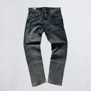 Levi’s 502 Jeans - Säljer dom riktigt snygga jeansen från Levis. Perfekta inför den kommande hösten och vintern, skicket är mycket bra och köpta i affär för någon månad sen. Pris kan diskuteras🤝