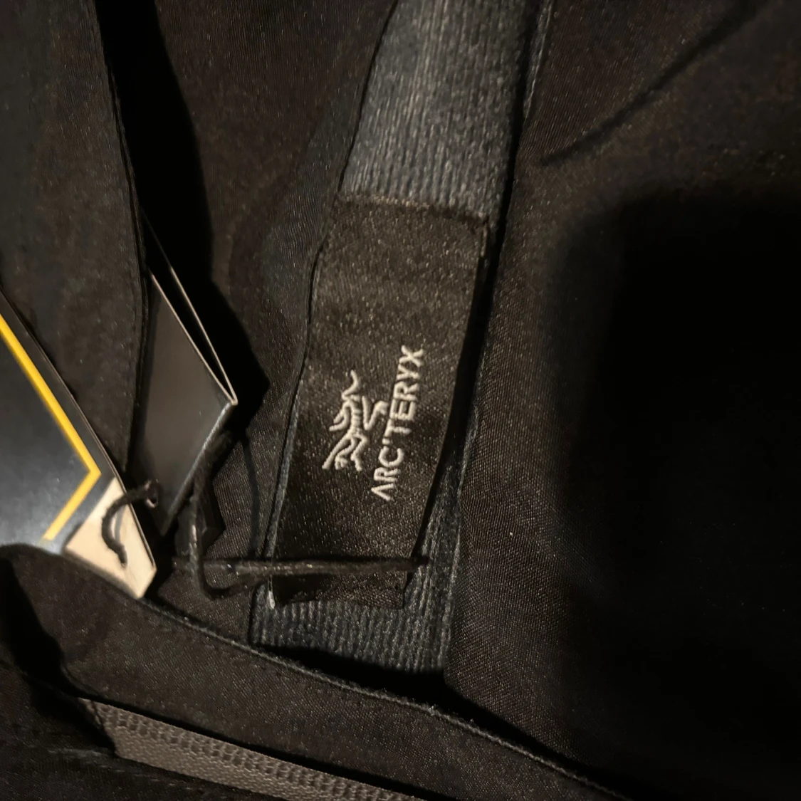 Svart Arc'teryx Gore-Tex vindjacka - 4