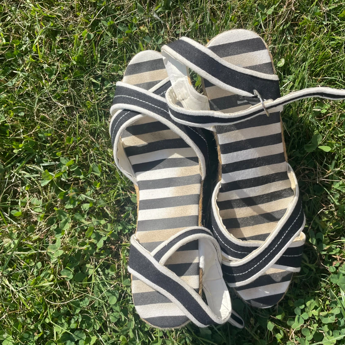 Randiga kilklackade sandaler - 3