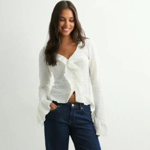 Nelly Topp - Säljer denna topp pga av att jag inte har användning av den ❤️ För egna bilder är det bara att skriva till mig ❤️nypris 399