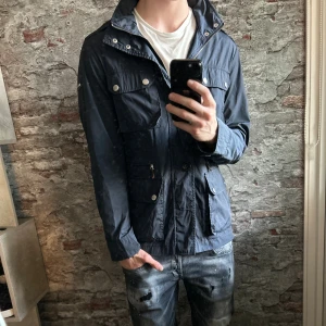 Hackett London Field Jacket - Bra skick, en knapp saknas och lite smutsig. Storlek M, passar dig som är mellan 180-190cm. Nypris ca 4000kr. Modellen är 185 cm, 79 kg. Passar bra nu till höst/vinter. Skriv för mer information!🤝