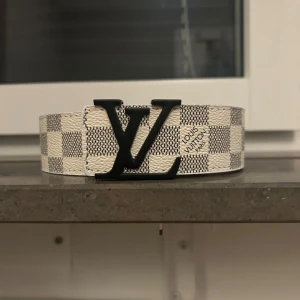 L-bälte - Tja! säljer detta feta L-bältet med 10/10 skick|| Inga D-effekter|| Nypris: ~5000 mitt pris:799||