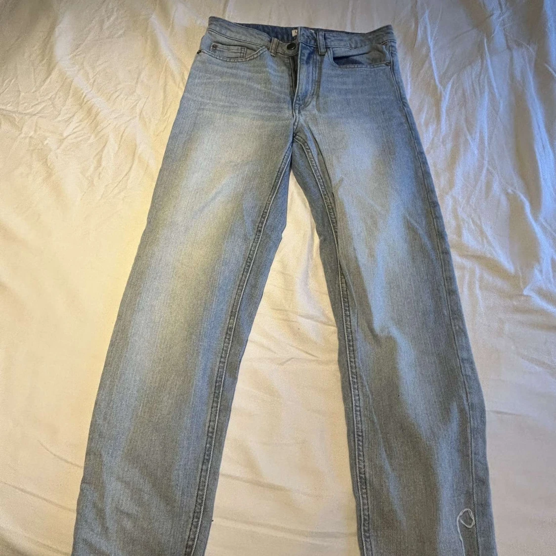 Ljusblå raka jeans från Lindex