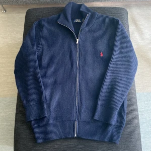 Ralph Lauren helzip - Säljer min helzip tröja från RL, stilren och snygg tröja i riktigt bra skick.