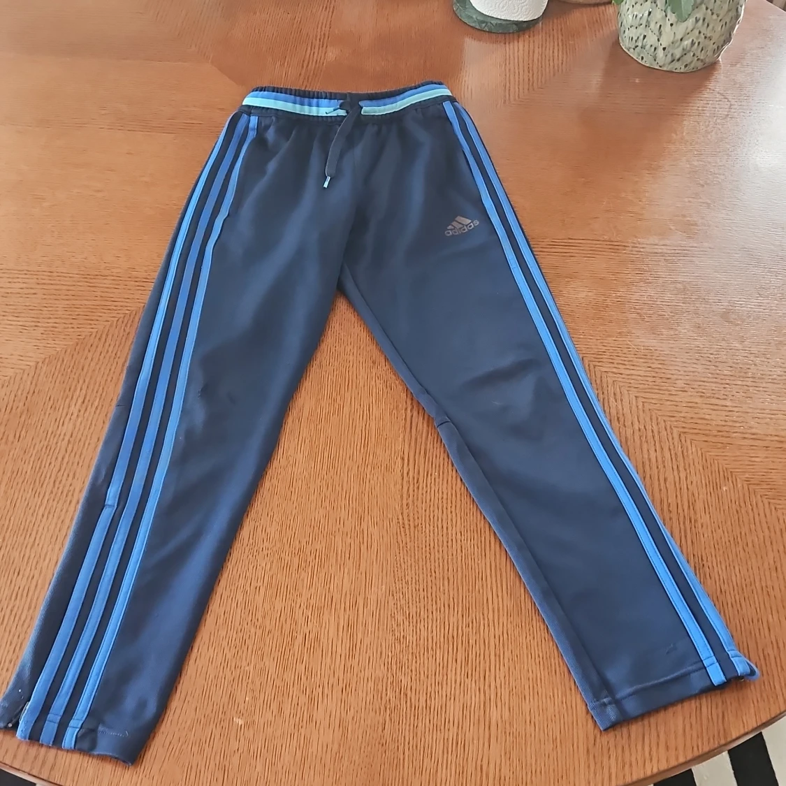 Adidas blå träningsbyxor barn 140