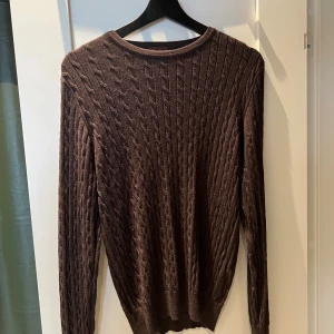 Brun kabelstickad tröja Stenströms M passar som S - Säljer en brun kabelstickad tröja från Stenströms i storlek M. Tröjan har rund halsringning och långa ärmar, perfekt för lager på lager. Mjuk och skön känsla med klassiskt stickat mönster som ger en tidlös look.