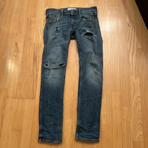 Replay Anbass 29/34 - Unika Replay Anbass jeans i fint skick. Feta slitningar o färg. 