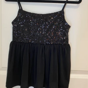 Svart gullig topp😍 - Supersnygg ”fest” tröja. Perfekt att ha när man ska fira någon eller på fest🎉(eller när du känner för de såklart)  