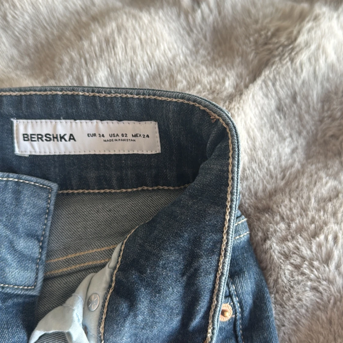 Lågmidjade jeans från Bershka, strl 34 - 1