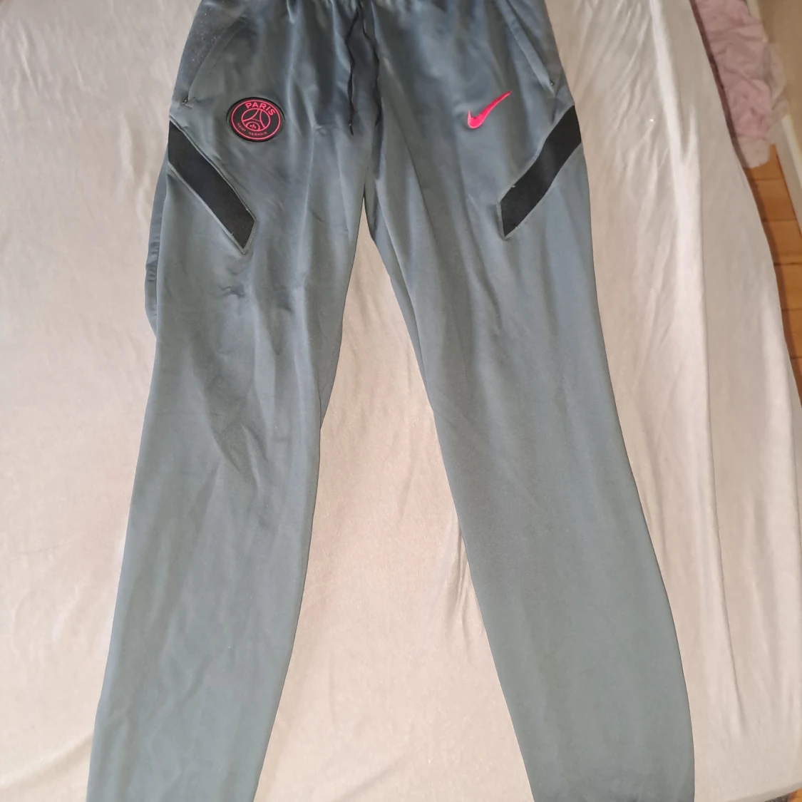 Grå PSG träningsbyxor från Nike