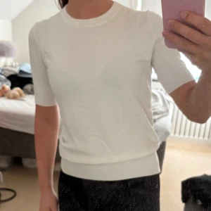 Vit stickad t-shirt  - Säljer denna stickade T-shirten ifrån Zara. Storlek S