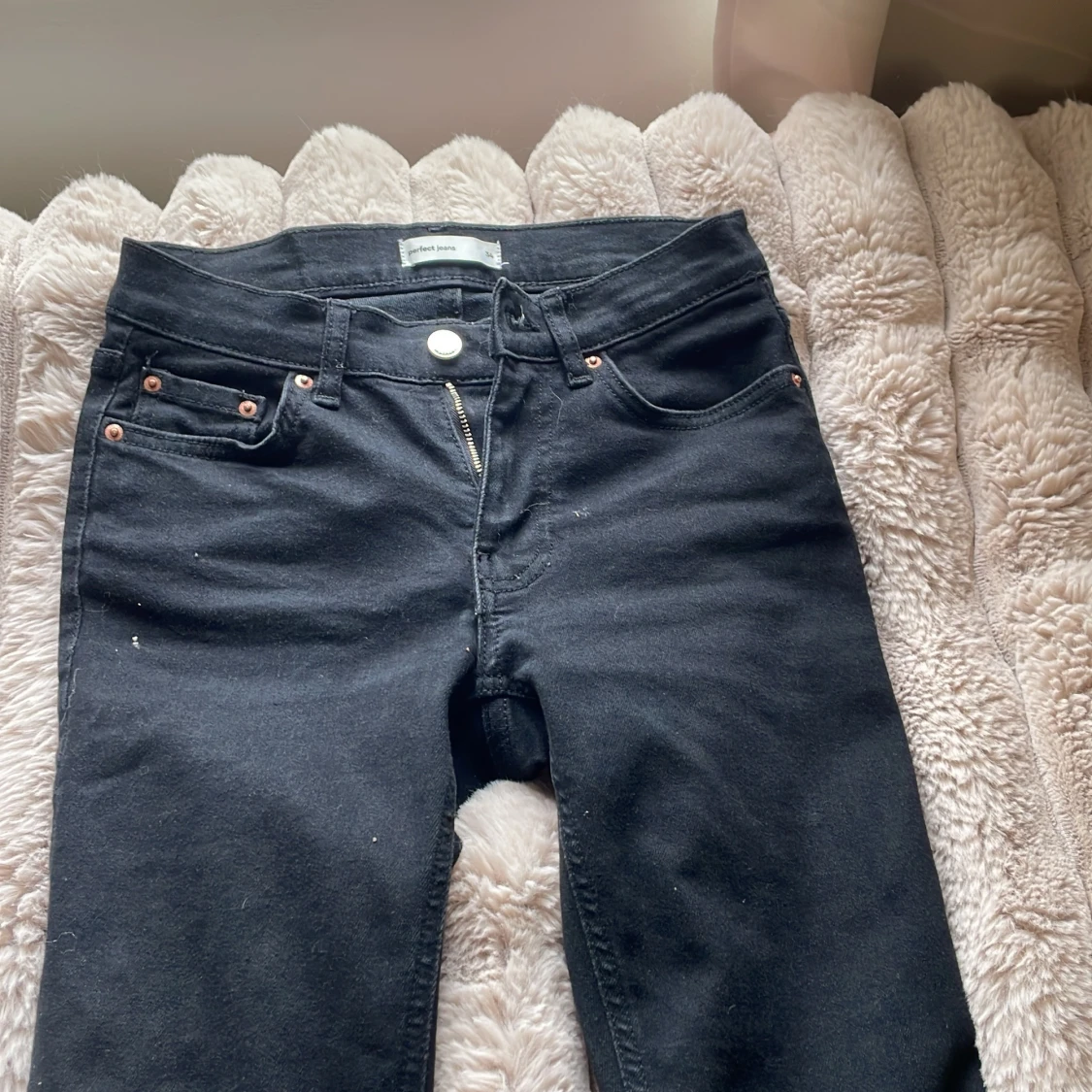 Svarta bootcut jeans från Gina - 1