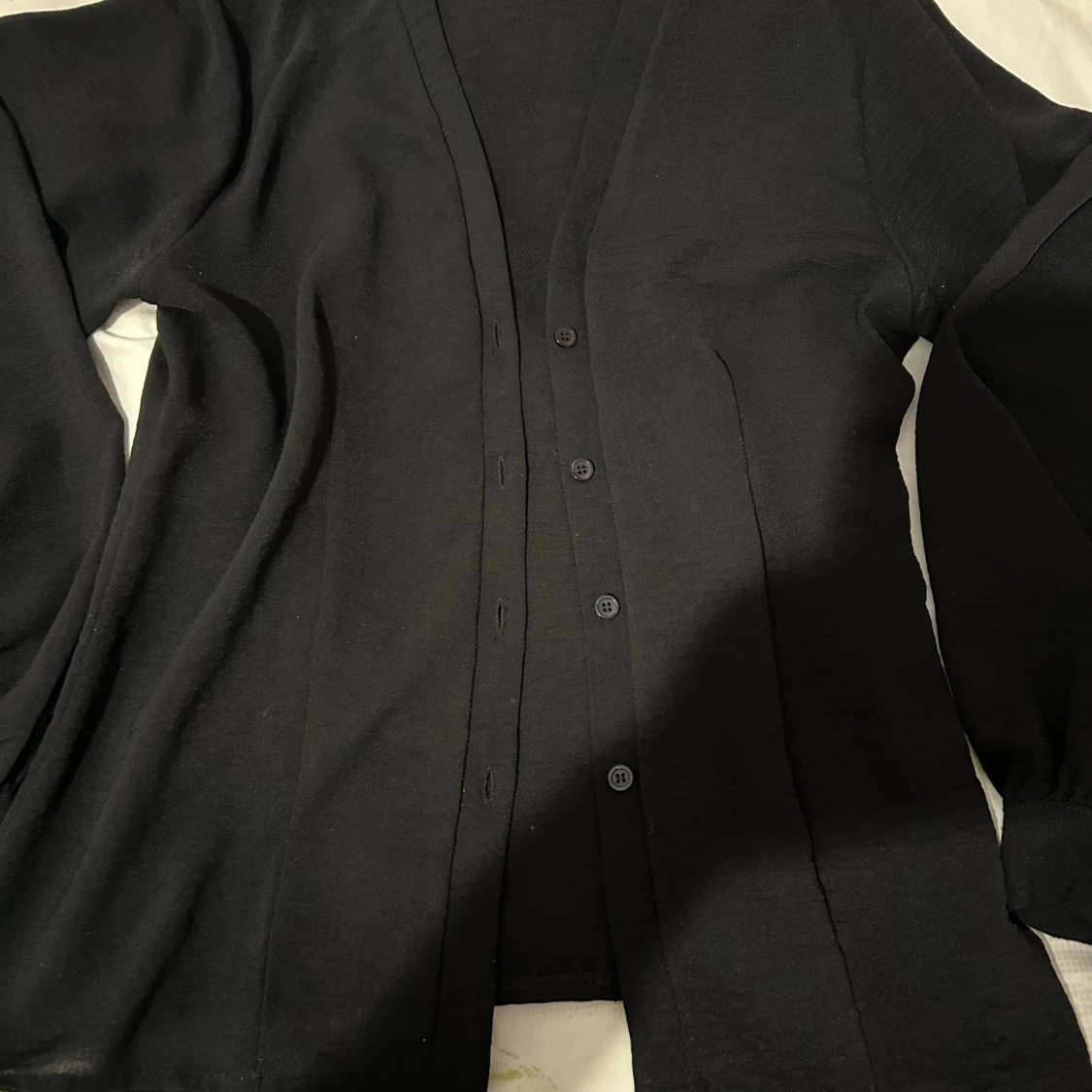 Svart långärmad skjorta med knappar