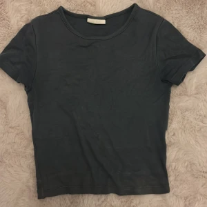 Mörkblå basic topp från Gina Tricot - Knappt använd och köpt för 170 och säljer för 120❤️ pris kan diskuteras