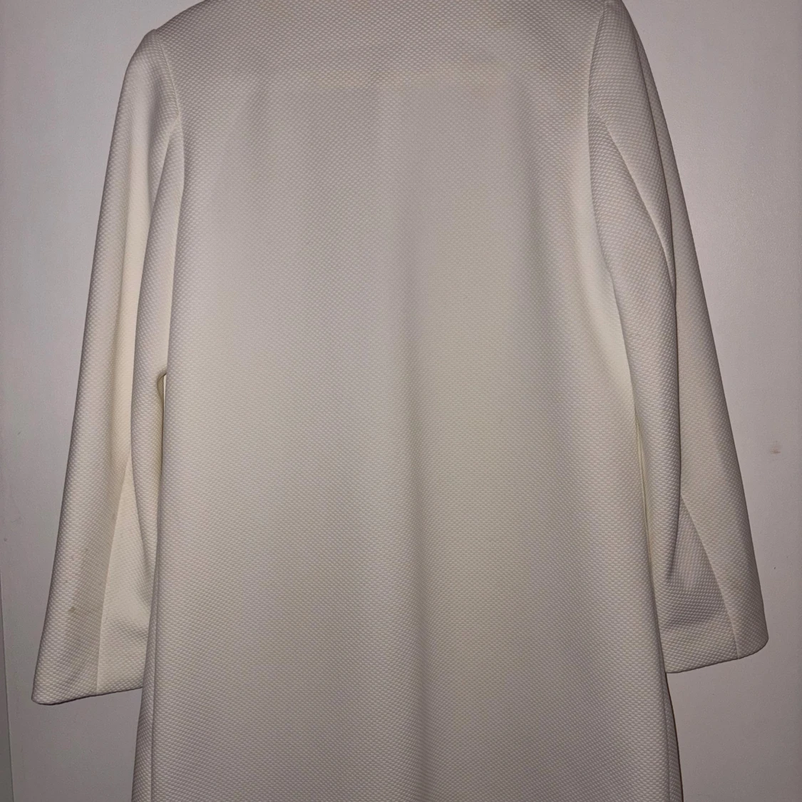 Vit strukturerad kappa med fickor - 2