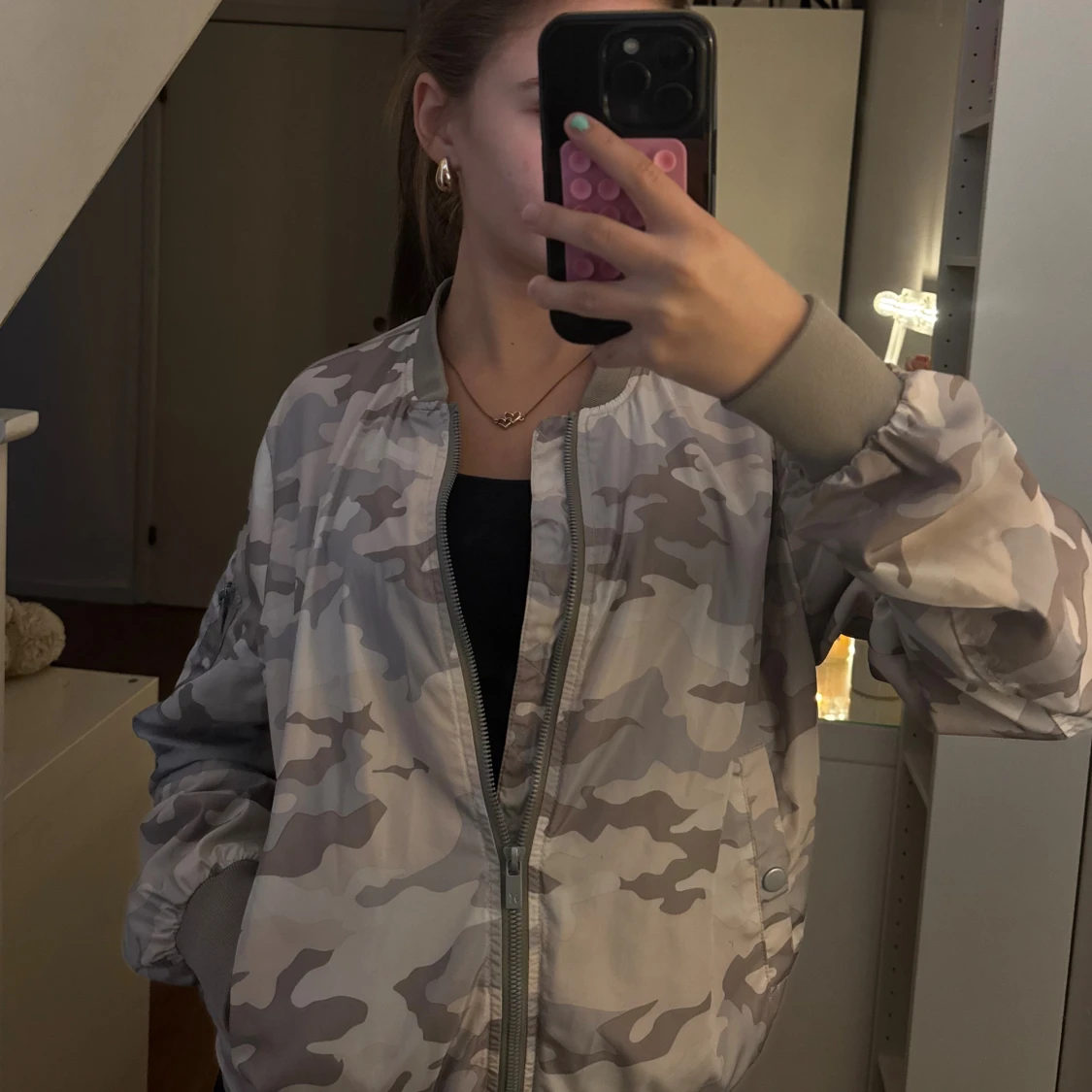 Beige camo bomberjacka med dragkedja - 1