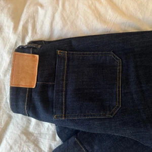 Mörkblå jeans från Jeanerica - Snygga mörkblå jeans! Knappt använda! Super långa och i stolek 29/34!!  Orginal pris 2000kr