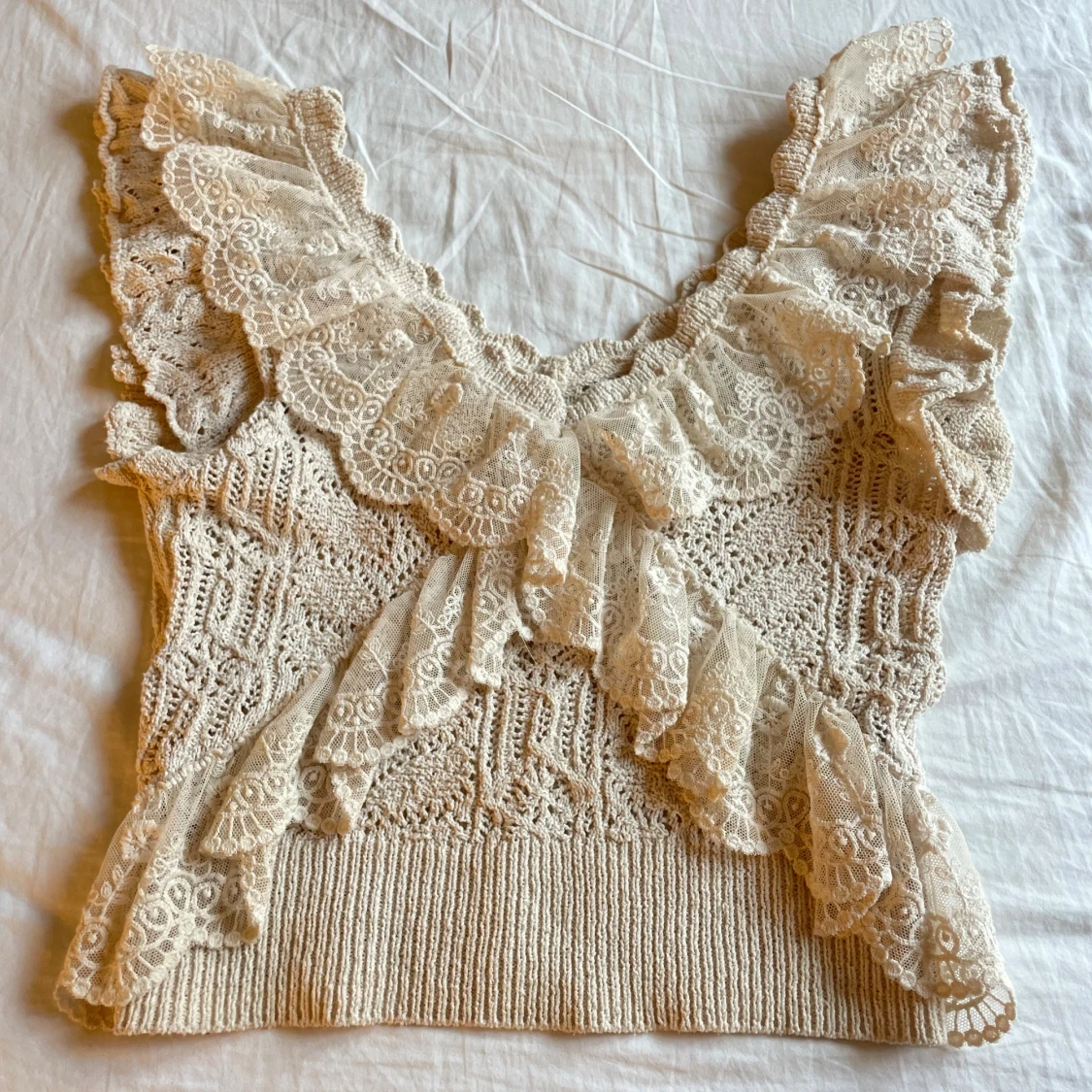 Beige spetsblus med volang - 2