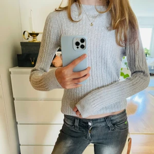 Ljusgrå kabelstickad tröja Gina Tricot - Säljer supersnygg ljusgrå kabelstickad tröja från Gina Tricot. Tröjan har rund halsringning, lång ärm och ribbade muddar. Perfekt för lager-på-lager och passar till allt. Mellan storlek XS och S!
