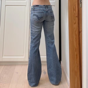 Lågmidjade bootcut jeans från gamla Amisu - Midja 42,5x2 cm (parallella midjor), gren 20 cm, innerben 80 cm och benslut 23,5x2 cm. Märkta storlek W29 vilket motsvarar en L enligt google. jag själv är xs-s o 170 o håller in en del i midjan. Det är måtten som gäller om man köper!!! Obs kortade