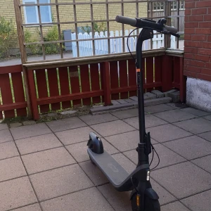 Ninebot elscooter - Ninebot elscooter i gott skick med digital display, ringklocka och bekvämt grepp. Batterinivå visas tydligt på styret. Några mindre spår av användning på fotplattan, men inga synliga skador. Perfekt för smidig och miljövänlig transport i stan.