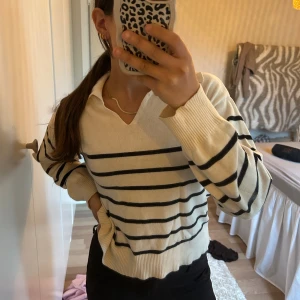 Randig stickad tröja med krage - Superfin krämvit stickad tröja med krage. Från Gina Young strl 146/152 men är stor/oversized så är som XS/S. Använd några gånger men fint skick. 