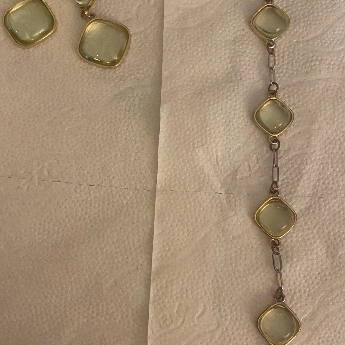 Armband med ljusgröna stenar och guldkant  - 1