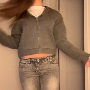 Grå zip up - Snygg zip up med luva och fickor🥰🥰
