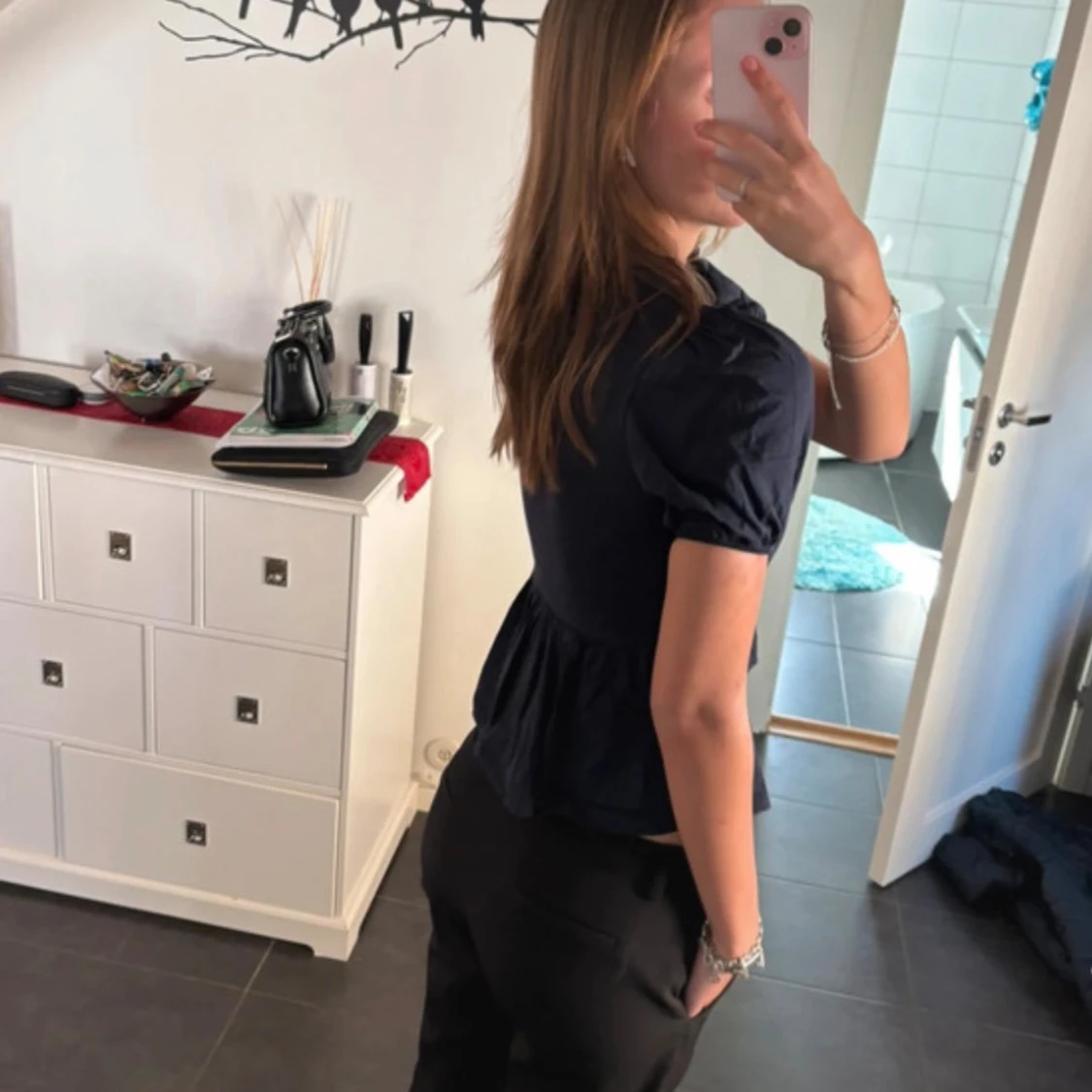 Svart blus med knyt och puffärm - 1