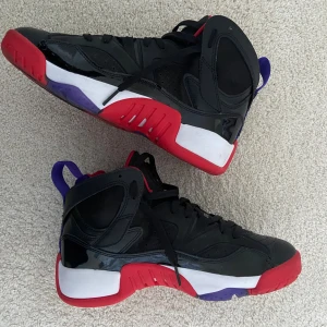 Jordan 4’s or Jordan 1s (Rolexes got more than one) - Säljer dessa Jordan skor i mycket bra skick. Pris kan diskuteras!