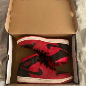 Jordan 1s Röd och Svart - Ge prisförslag 🙌