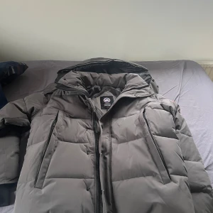 Canada goose wyndham - En jacka från canada goose den har inget tecken på användning köpte den men den är ej min storlek så säljer bara testad på aldrig använd