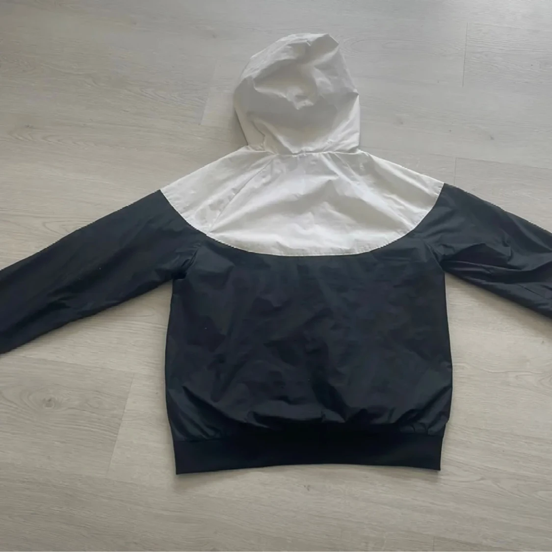 Nike svartvit vindjacka med huva L - 1