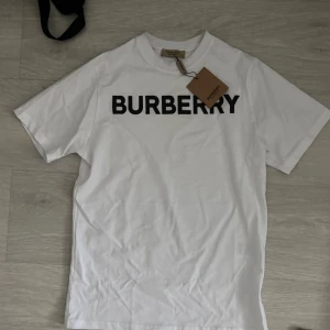 Burberry T-shirt  - Oanvänd och är i tjock och bra material. Inga skador och helt felfri. Nypris 600