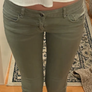 Olivgröna jeans från edc, stl 36 - Säljer ett par olivgröna  jeans från edc i storlek 36. Byxorna har klassisk femficksdesign, låg midja och smal passform. Materialet är mjukt och stretchigt för en bekväm känsla. Perfekta för dig som gillar en tight look.