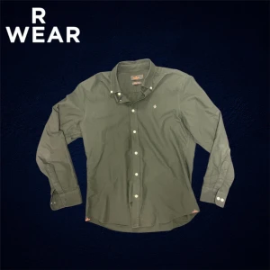 Mörkgrön skjorta från Morris - Säljer nu en mörkgröna Morris skjorta👔                                                              Storlek: M, Skick: 10/10, Nypris: 1399kr, Vårat pris: 399kr, Skriv vid minsta fråga, Fraktar alltid inom 48h efter köp📦