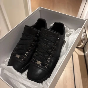 Balenciaga arena skor - Balenciaga arena skor i orginalstorlek 40 men sitter mellan 41-42, fråga om innermått vid osäkerhet | ingår: box och skosnören 
