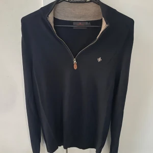 Ny skick morris half zip 100%merino ull  - Säljer en fet Morris half zip tröja i ny skick, den är 100% merino ull, storleken är M och modellen är ca 180 cm. Hör av dig vid funderingar!