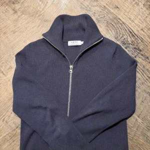 Mörkblå stickad kofta från Ljung - Säljer denna riktigt stilrena fullzip-tröja från Ljung! En tidlös modell som inte längre finns i produktion vilket gör den både ovanlig och eftertraktad. Tröjan är i 9/10 skick, sparsamt använd och i mycket fint skick.  Storlek: S Personen på bilden är ca 194 cm för referens. Nypris:1500kr